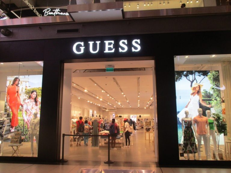 The Trendsetting and Elegant Handbags of Guess